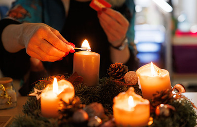 Am 4. Adventsonntag und am Christtag kann die Heilige Messe von zuhause aus mitgefeiert werden.